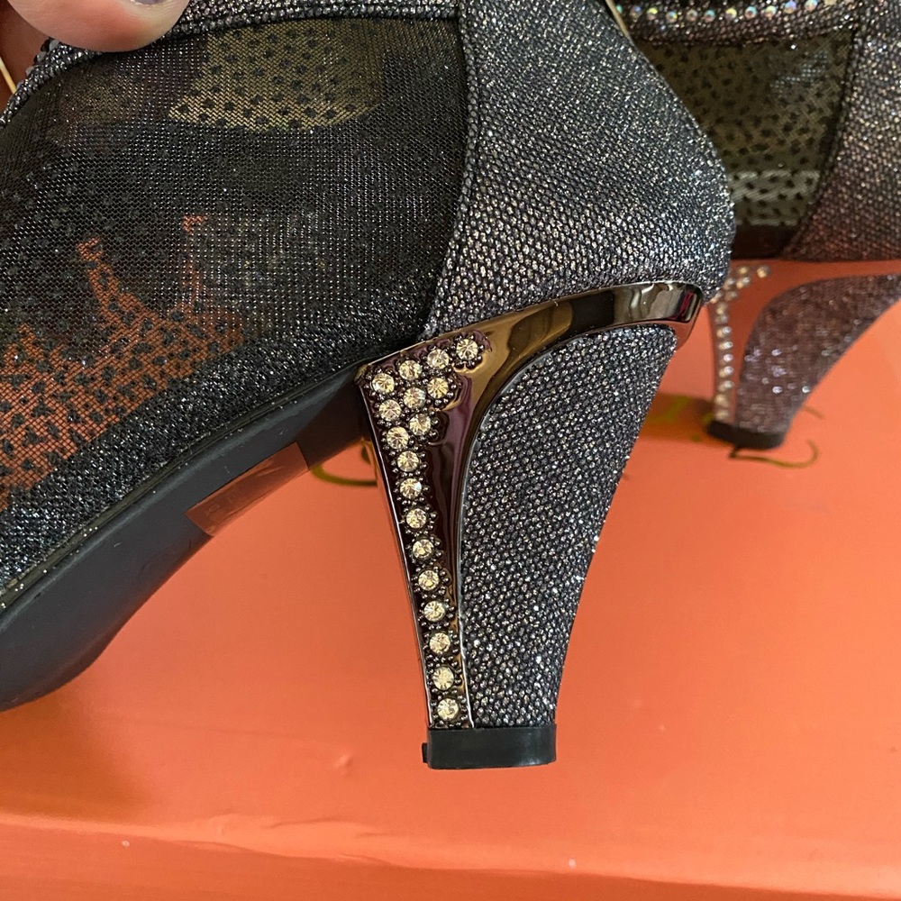 Beautiful Size 5 1/2 heels. - Picture 2 of 4